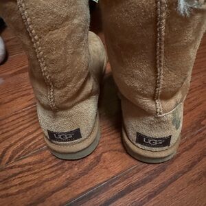 Short Ugg boot. Fair shape